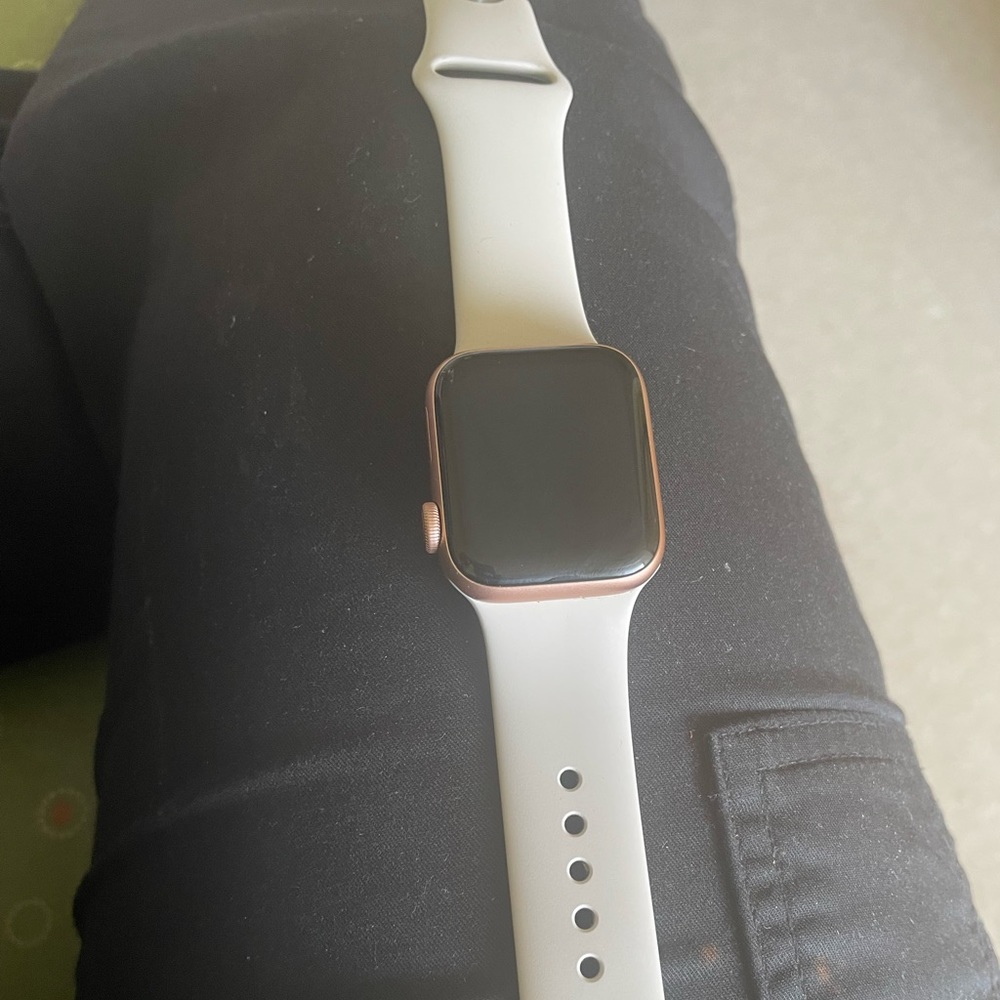 Apple Watch SE 400mm 32GB. Gold aluminum starlight sport band